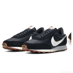 Black Nike Daybreak sneakers